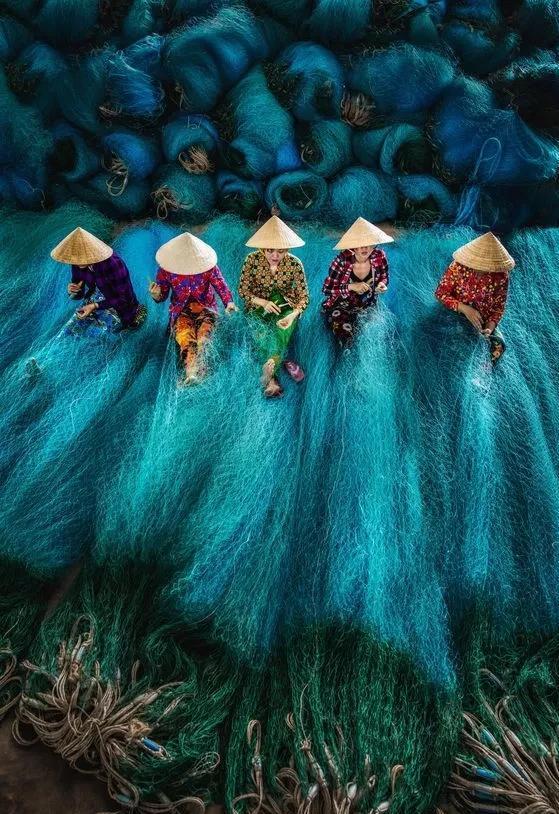 寒冬季节在中国最北海岸线体验冰凌穿越